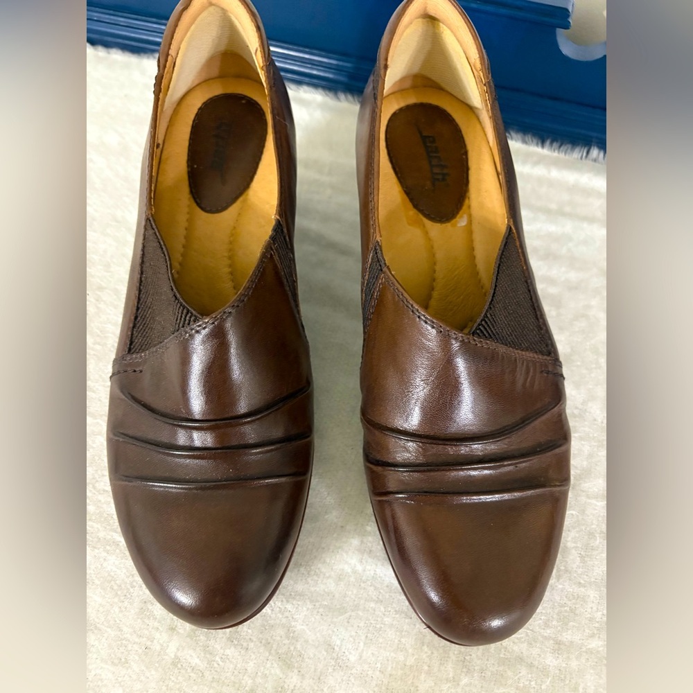 NEW EARTH DAYTRIPPERS BROWN ALL  LEATHER PUMPS SIZE 10